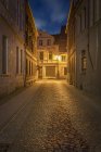 Германия, Озил, Перлеберг, Узкая дорога и домики в историческом старом городе ночью — стоковое фото