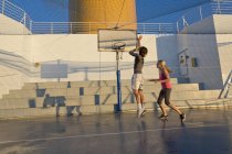 Pareja jugando baloncesto en una cubierta de un crucero - foto de stock