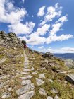 Spagna, Sierra de Gredos, Veduta posteriore dell'uomo escursioni in montagna, paesaggio montano panoramico sullo sfondo — Foto stock