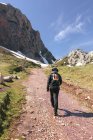 Uomo escursioni in montagna, Spagna, Asturie, Somiedo — Foto stock