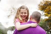 Portrait de fille heureuse sur les bras du père — Photo de stock