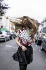Молодая женщина трясет волосами — стоковое фото