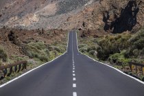 Испания, Тенерифе, пустая дорога в регионе Эль-Тейде — стоковое фото