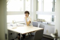 Portrait d'architecte souriant dans son bureau — Photo de stock