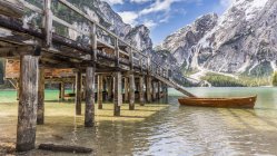 Italia, Alto Adige, Dolomiti, Parco Naturale Fanes-Sennes-Prags, Lago di Prags con Seekofel, rimessa per barche — Foto stock