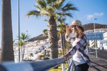 Jeune femme regardant la vue à Tenerife, Espagne — Photo de stock