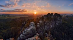 Allemagne, Saxe, Elbe Sandstone Mountains, roches du Falkenstein et Schrammsteine au coucher du soleil — Photo de stock