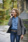 Portrait de femme souriante téléphonant avec smartphone — Photo de stock