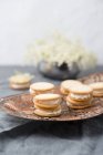 Whoopie pies with elderflower cream on platter — Stock Photo
