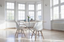 Interior da casa com mesa e cadeiras — Fotografia de Stock