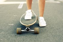 Ноги Дівчинка-підліток з longboard — стокове фото