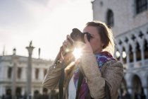 Женщина-туристка фотографирует — стоковое фото