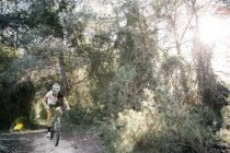Ciclista de montaña en movimiento - foto de stock