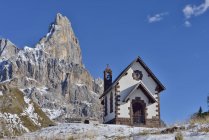 Italia, Trentino, Dolomiti, Passo Rolle, chiesetta di fronte alla vetta del Cimone della Pala — Foto stock