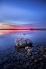 Germania, Breitbrunn, Lago di Ammersee, Pietre con foglie al tramonto — Foto stock