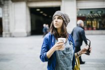 Іспанія, Барселона, молода жінка з чашкою кави в місті — стокове фото