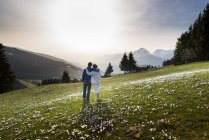 Autriche, Tyrol, Couple embrassant les Alpes — Photo de stock