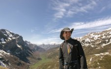 Uomo sorridente escursioni in montagna, Spagna, Asturie, Somiedo — Foto stock