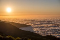 España, Tenerife, nubes y región del Pico del Teide al atardecer - foto de stock