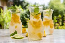 Acqua infusa di frutta con mango, lime e limone — Foto stock