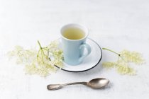 Vista de close-up de xícara de chá de sabugueiro e flores — Fotografia de Stock