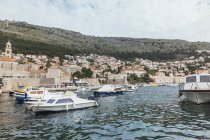 Croazia, Dubrovnik, vista sulla città con marina in primo piano — Foto stock
