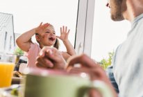 Ragazza attaccare lingua fuori a padre a casa — Foto stock