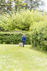 Bambina che cammina con il cane — Foto stock