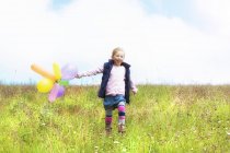 Молода дівчина працює з повітряними кулями над луг — стокове фото