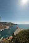 Vista de la entrada del puerto en Nizza, Provenza-Alpes-Cote dAzur, Francia - foto de stock