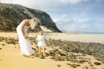 Mãe e filha relaxando juntos na praia — Fotografia de Stock
