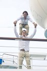Dois jovens brincando no navio de cruzeiro, equilibrando nos ombros — Fotografia de Stock