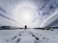Spagna, Sierra de Gredos, Veduta posteriore dell'uomo in montagna innevata — Foto stock