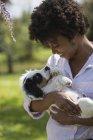 Donna che tiene il cane in braccio — Foto stock
