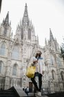 Spagna, Barcellona, giovane donna alla Cattedrale di Barcellona — Foto stock