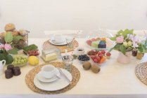 Vista de perto da mesa de café da manhã colocada servida — Fotografia de Stock
