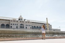 Іспанія, Барселона, молода жінка, навпроти залізничного вокзалу — стокове фото