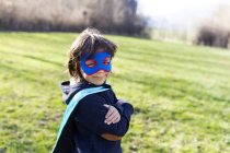 Porträt eines kleinen Jungen, der als Superheld verkleidet ist — Stockfoto