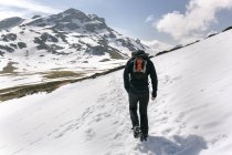 Uomo escursioni sulle montagne innevate, Spagna, Asturie, Somiedo — Foto stock