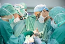 Chirurghi cardiochirurghi durante un'operazione cardiaca — Foto stock