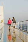 Paar spaziert im Morgenlicht auf einem Schiffsdeck, Kreuzfahrtschiff, Mittelmeer — Stockfoto