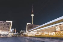 Германия, Берлин, Алексия и телебашня ночью, легкая дорожка трамвая — стоковое фото