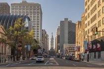 USA, Philadelphia, Blick auf breite Straße und Rathaus am Abend — Stockfoto