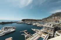 Mónaco, Monte Carlo, Marina vista aérea en día soleado - foto de stock