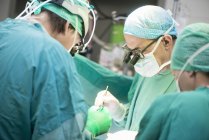 Chirurghi cardiochirurghi durante un'operazione cardiaca — Foto stock
