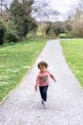 Малюк дівчата курсує дорога парку з деревини палиці — стокове фото