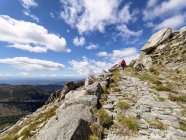 Spagna, Sierra de Gredos, escursioni uomo in montagna nella giornata di sole, vista posteriore — Foto stock