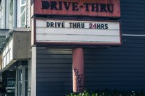 Канада, drive-thru знак від стіни — стокове фото