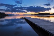 Áustria, Estado de Salzburgo, lago Wallersee ao pôr do sol — Fotografia de Stock