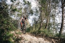 Mountain biker in movimento — Foto stock